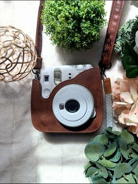 Fujifilm Instax Mini 9 Smokey White Camera with Faux-Leather Case